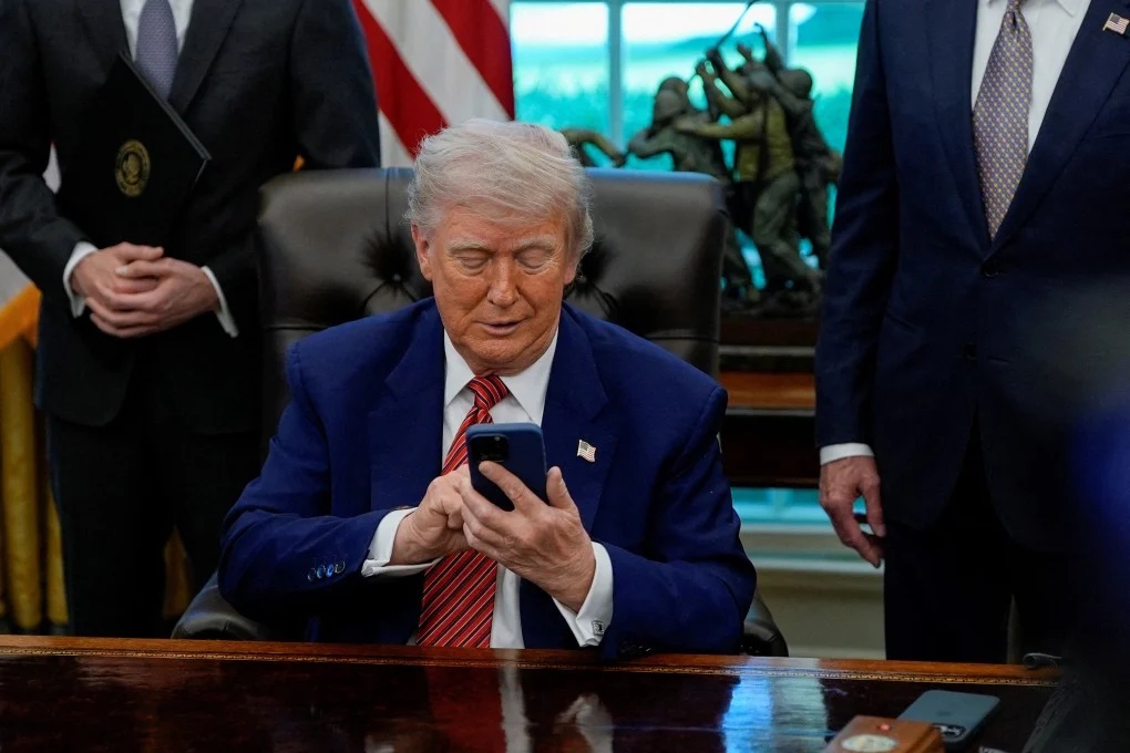 Не изготовлен в США: «золотой» смартфон Трампа оказался переделанной моделью из Китая