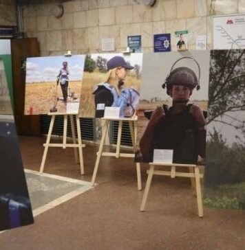 Женщины в разминировании: в Харькове представили фото очищающих Харьковщину от мин