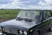 Два дня с перебитыми ногами рядом с телом жены: в Харьковской области нашли атакованную машину