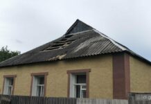 Ракета и дрон по пригороду Харькова: повреждено более 20 домов