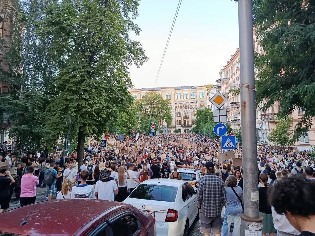 Протестуют даже на Atlas Festival: в Киеве 2 день продолжаются митинги в поддержку Федорова (видео)