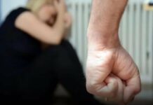 Бил до последнего, когда она уже была без сознания: в Харьковской области мужчина чуть не убил собственную мать