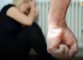 Бил до последнего, когда она уже была без сознания: в Харьковской области мужчина чуть не убил собственную мать