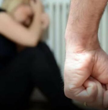 Бил до последнего, когда она уже была без сознания: в Харьковской области мужчина чуть не убил собственную мать