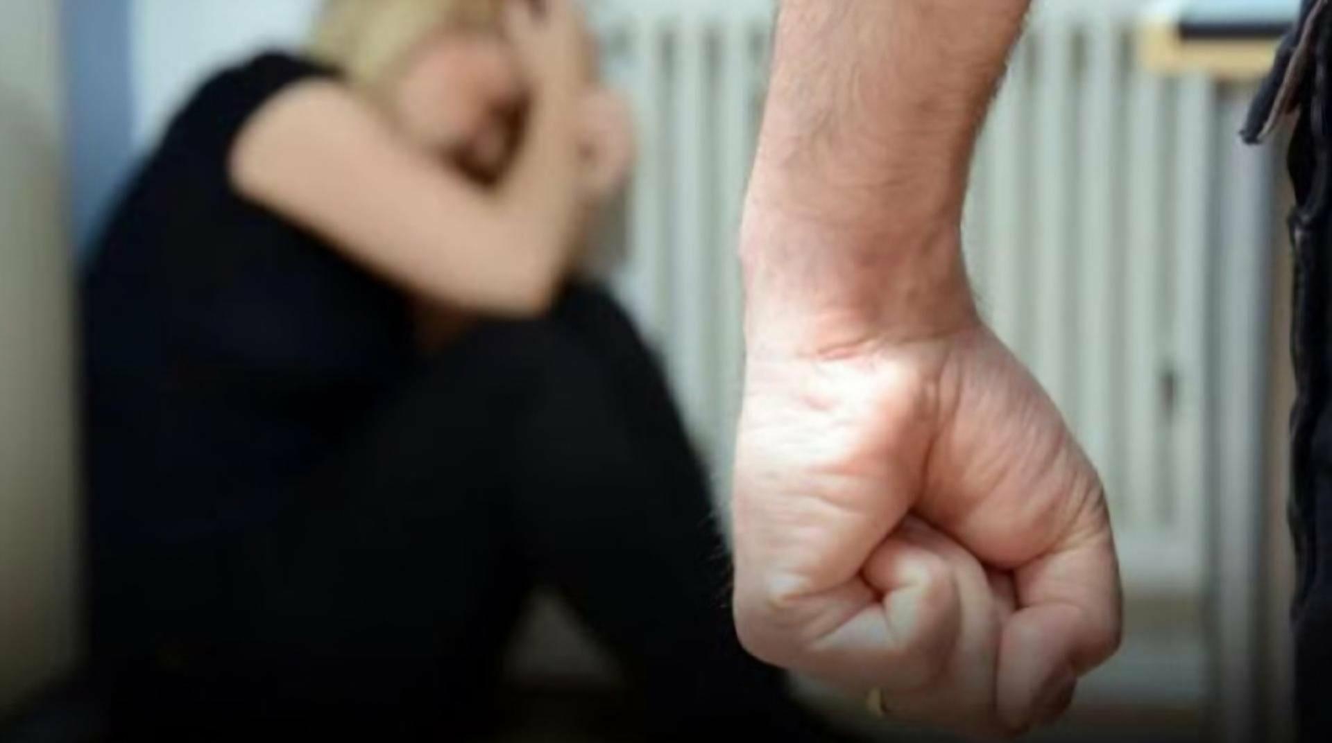 Бил до последнего, когда она уже была без сознания: в Харьковской области мужчина чуть не убил собственную мать