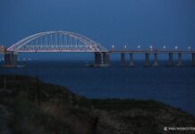 Оккупанты перекрыли Крымский мост: дроны атаковали объекты на полуострове, отключилось электричество (видео)