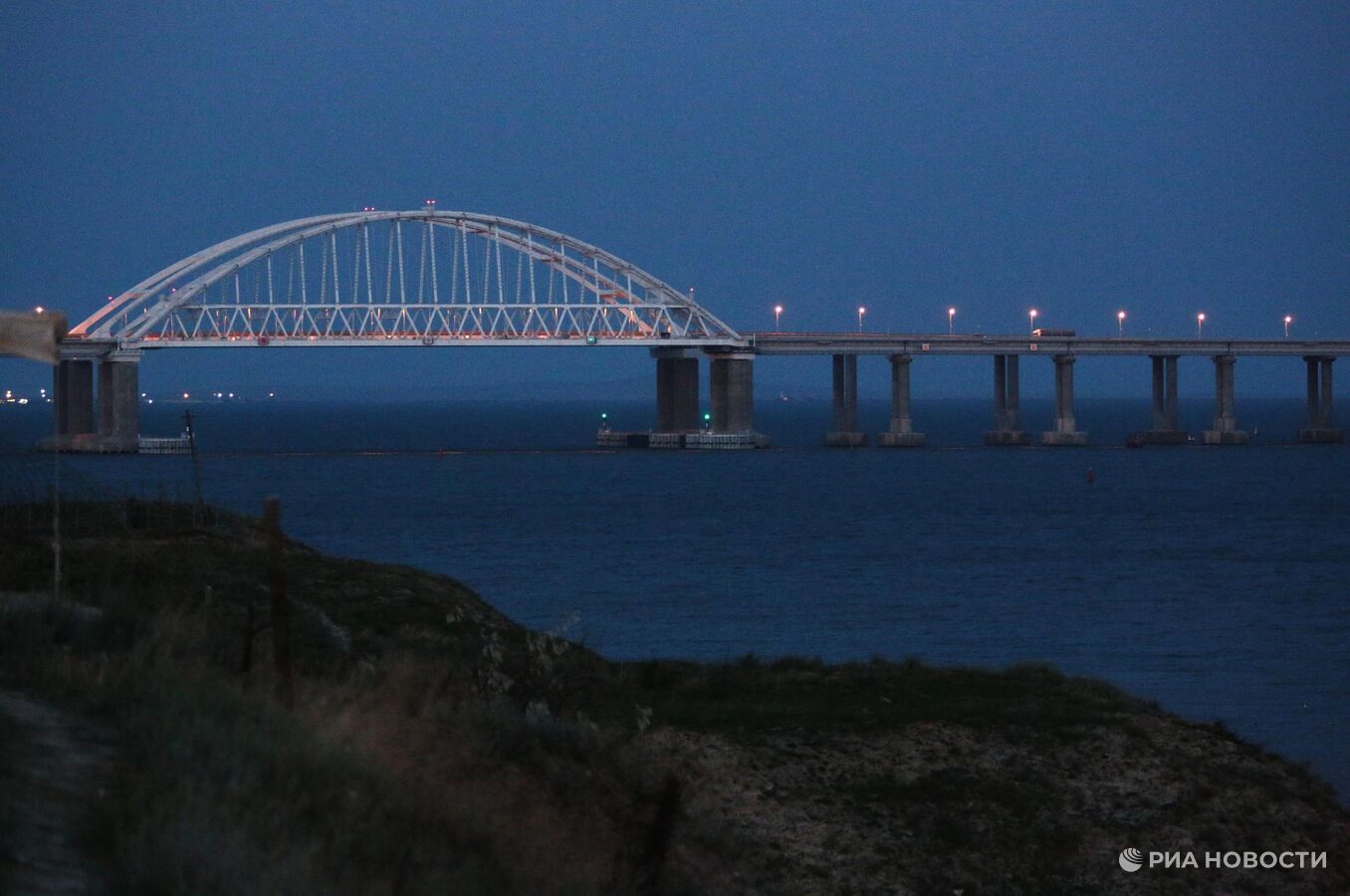 Оккупанты перекрыли Крымский мост: дроны атаковали объекты на полуострове, отключилось электричество (видео)