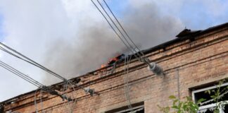 Два удара «шахедами» за полтора часа: в пригороде Харькова горели админздание и частный сектор
