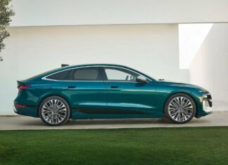 Audi для пенсионера: в Харькове патрульный оформил на деда элитный автомобиль