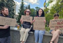 «Верните Федорова»: харьковчане вышли на акцию поддержки министра обороны