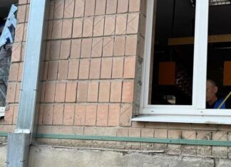 Повреждены сотни домов: в Харькове устраняют последствия обстрелов