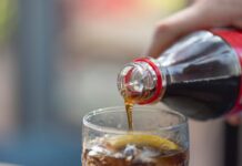 Женщина жаловалась на боли в животе после инъекций для похудения: врачи прописали ей пить колу
