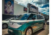 В духе хиппи: в Киеве засветился электромобиль Volkswagen в ретро-стиле (фото)