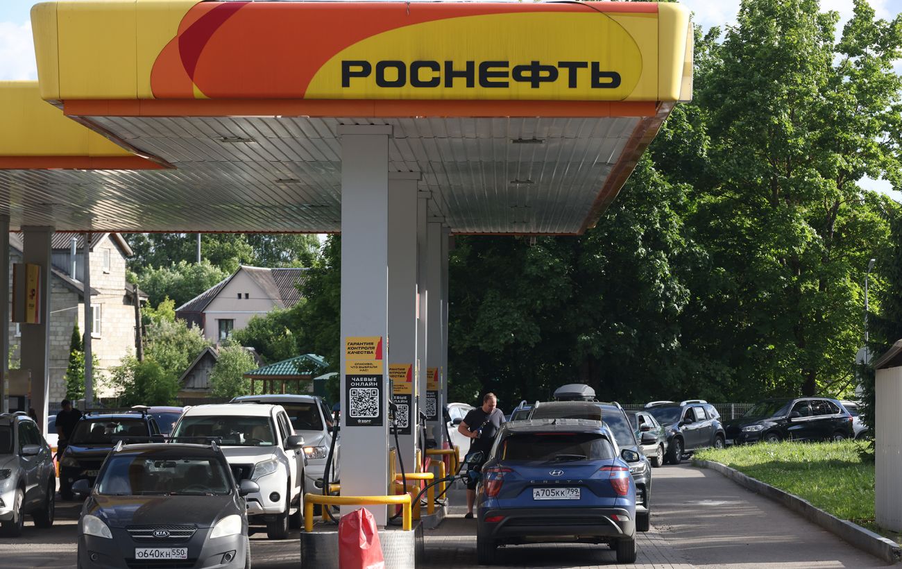 Цены на бензин в РФ бьют новые рекорды: очереди на АЗС охватили почти всю страну