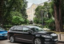Семейный премиум: в Киеве заметили редкий роскошный универсал Ford (фото)