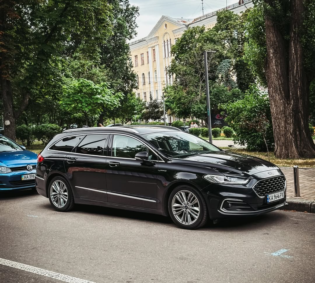 Семейный премиум: в Киеве заметили редкий роскошный универсал Ford (фото)