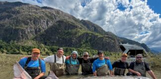 Рыба, которой более 100 лет: рыбаки поймали гигантского осетра длиной 3,56 метра (фото)