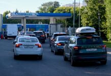 Воспитательный час на заправке. В РФ учителей «мобилизовали» успокаивать в очередях водителей
