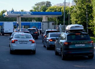 Воспитательный час на заправке. В РФ учителей «мобилизовали» успокаивать в очередях водителей