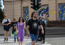 Пешеход еще не ступил на «зебру»: обязан ли водитель остановиться