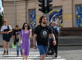 Пешеход еще не ступил на «зебру»: обязан ли водитель остановиться