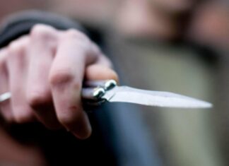 Напал с ножом на полицейского и военного ТЦК: в Харькове мужчину остановили выстрелом