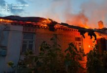 Ночью московиты били по Харькову дронами: горели АЗС и дома, пострадали