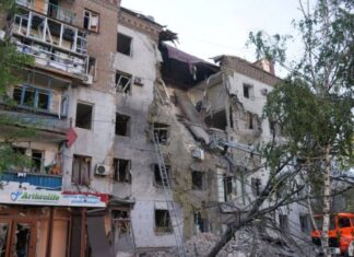 Российские КАБы разрушили два этажа пятиэтажки в Запорожье, есть погибшие