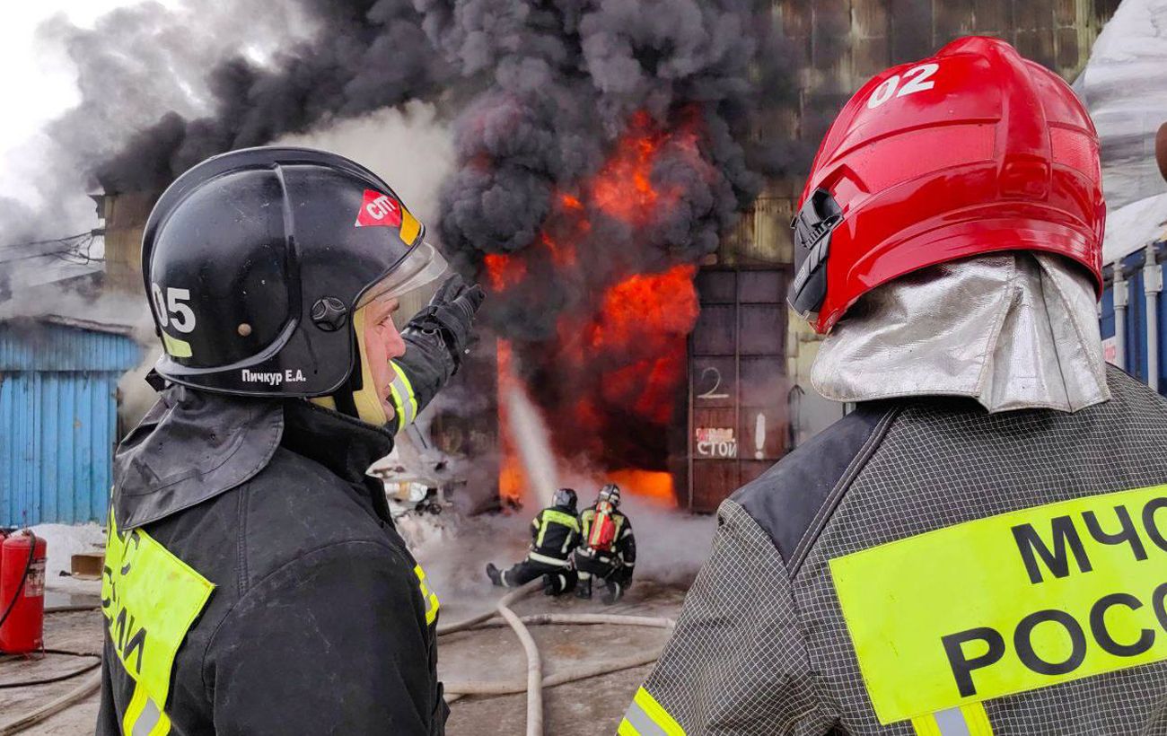 В Перми горит один из крупнейших НПЗ России после атаки дронов (видео)