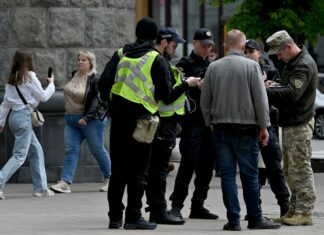 Жестоко избивали посреди города: во Львове полиция расследует действия работников ТЦК