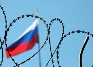 Новые санкции ЕС уже парализуют переводы денег из России за границу, — СМИ