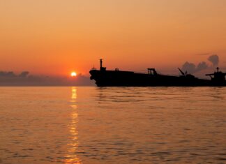 Цены на нефть достигли месячного пика на фоне новых ударов США по Ирану