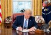 Трамп показал макет новой 100-долларовой купюры со своей подписью
