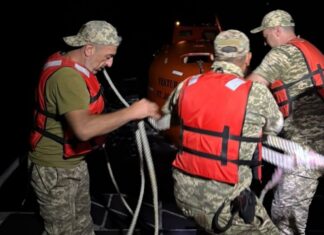Сутки среди моря. Пограничники спасли филиппинца с судна, пораженного дроном