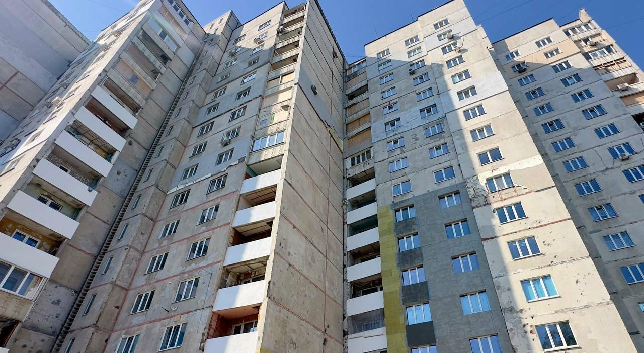 После обстрелов здание восстанавливают и запускают фонтан в парке: что уже сделали в Харькове, — ФОТО