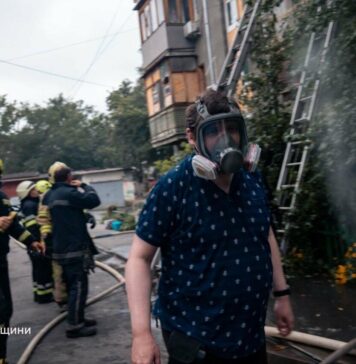 Пожар в пятиэтажке Харькова: спасатели спасли двух человек, — ФОТО
