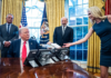 Трамп мчался на гольф-каре, а его помощница бежала следом: забавное фото разлетелось по сети