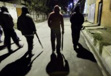 Общежитие превратилось в поле боя: в Харькове семеро молодых людей выбивали двери и бросали бутылки в людей