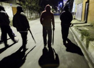 Общежитие превратилось в поле боя: в Харькове семеро молодых людей выбивали двери и бросали бутылки в людей