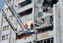 После удара «Бандеролью»: на Салтовке разбирают поврежденную пятиэтажку, – ФОТО