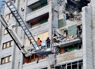 После удара «Бандеролью»: на Салтовке разбирают поврежденную пятиэтажку, – ФОТО