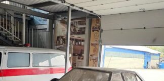 Стояла 30 лет в гараже: в Украине обнаружили роскошную Tatra 90-х с пробегом 3000 км (фото)