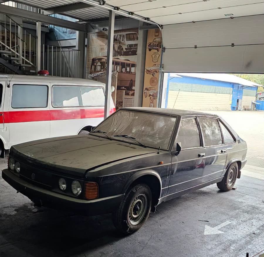 Стояла 30 лет в гараже: в Украине обнаружили роскошную Tatra 90-х с пробегом 3000 км (фото)