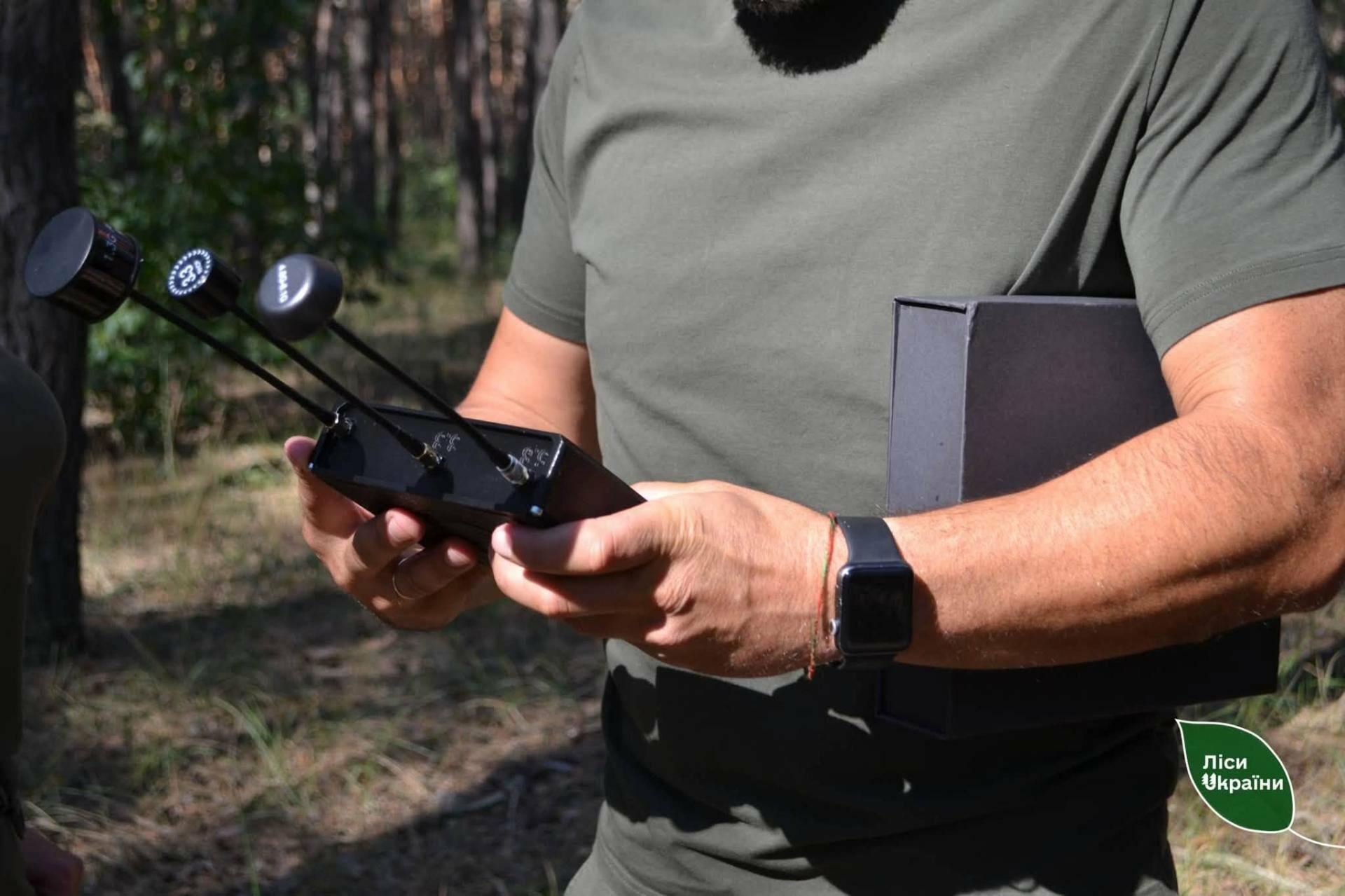 Лесников Харьковщины будут защищать от FPV-дронов: работникам передали детекторы