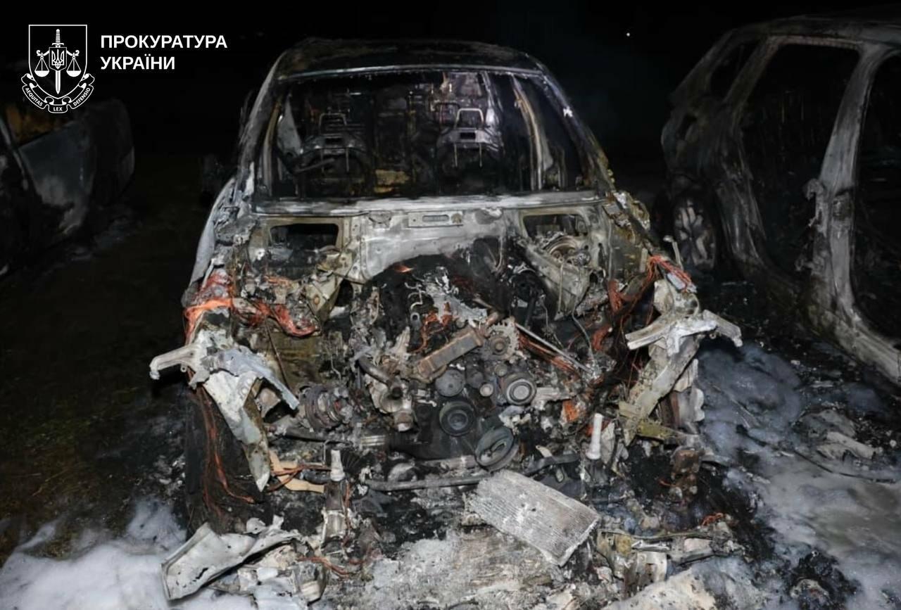 Поджег BMW и сжег еще два автомобиля: в Харькове взяли под стражу 19-летнего парня