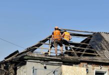 После ночных обстрелов Харькова повреждены частные дома: коммунальщики работают на месте