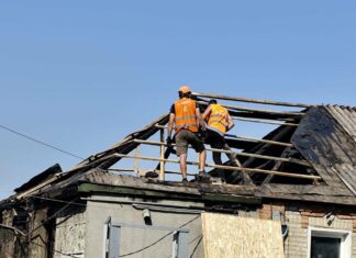 После ночных обстрелов Харькова повреждены частные дома: коммунальщики работают на месте