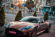 В Киеве появился новейший британский суперкар с 700-сильным двигателем Mercedes (фото)