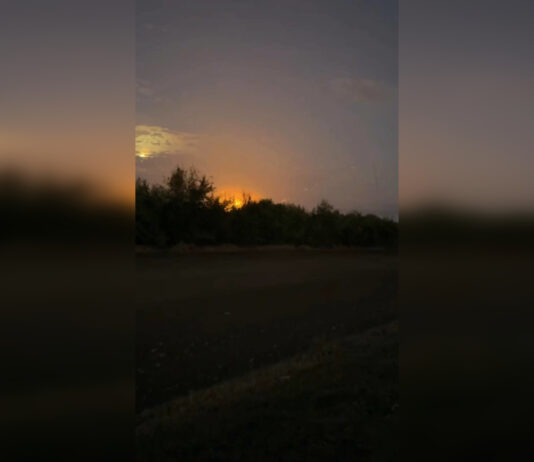 Дроны атаковали военный аэродром в российском Энгельсе: может гореть стратегический бомбардировщик (видео)