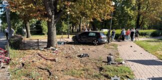 Пошел на обгон и врезался в остановку: полиция показала момент ДТП на Чоколовском бульваре